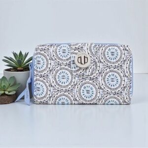 💙🖤VERA BRADLEY💙🖤 Mini Sketched Medallion RFID Turnlock Wallet in Cotton/NWT